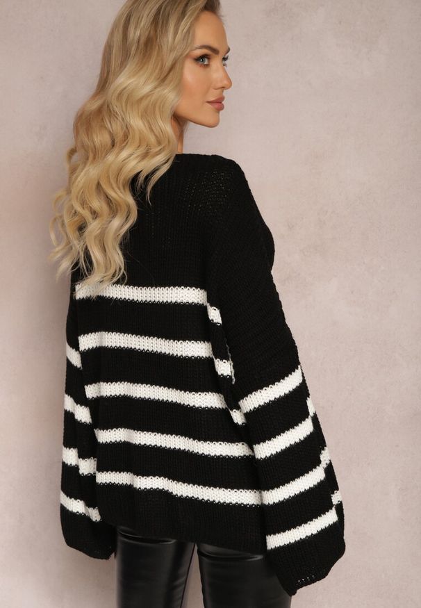 Renee - Czarny Sweter z Dzianiny w Paski z Obszernymi Rękawami Gotara. Kolor: czarny. Materiał: dzianina. Wzór: paski