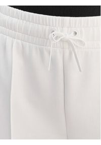 Lacoste Spodnie dresowe XF0041 Biały Relaxed Fit. Kolor: biały. Materiał: bawełna #2