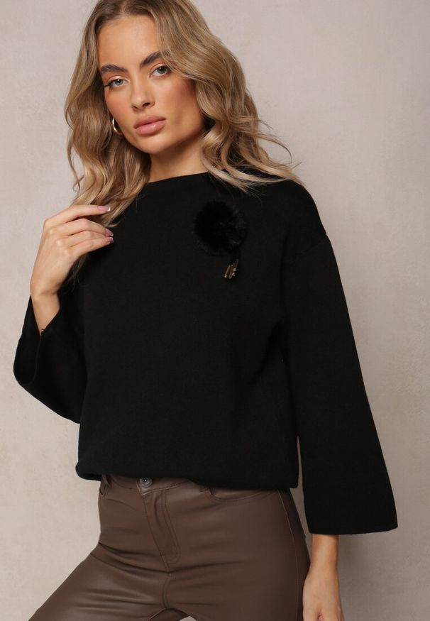 Renee - Czarny Sweter Ozdobiony Pluszową Broszką Carrei. Kolor: czarny. Materiał: jeans. Wzór: aplikacja