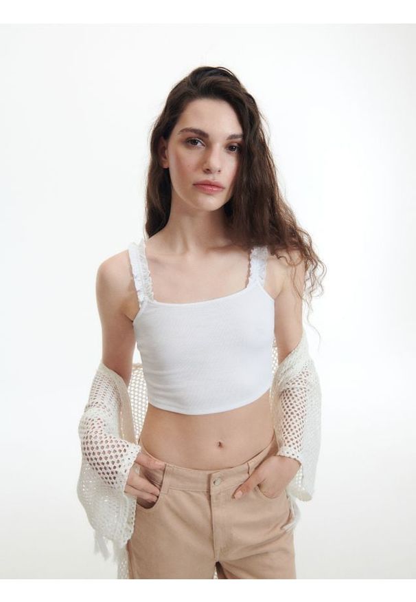 Reserved - Prążkowany crop top - biały. Kolor: biały. Materiał: prążkowany