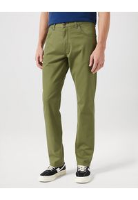 Wrangler - WRANGLER GREENSBORO MĘSKIE SPODNIE MATERIAŁOWE MATERIAŁ OLIVE W112350800 #1