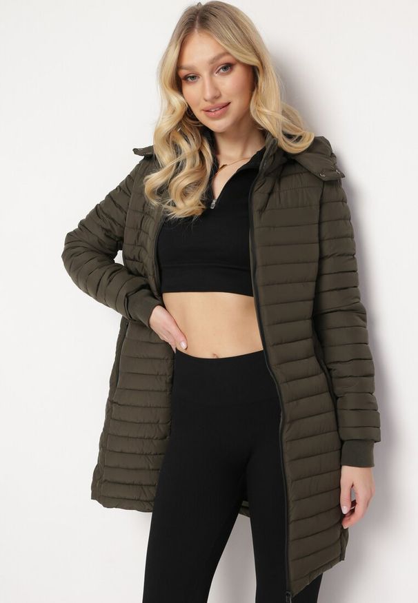 Born2be - Ciemnozielona Kurtka do Kolan Pikowana Zillo. Okazja: na co dzień. Kolor: zielony. Materiał: jeans, tkanina. Długość: do kolan. Styl: elegancki, casual