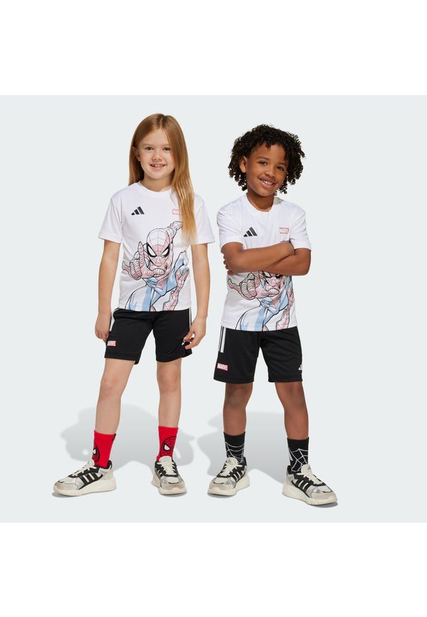 Zestaw Adidas Marvel Spider-Man T-Shirt. Kolor: biały, wielokolorowy, czarny. Materiał: materiał. Wzór: motyw z bajki