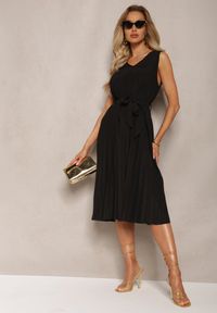 Renee - Czarna Plisowana Sukienka Midi z Plisami na Dole i Paskiem w Talii Wrensilva. Kolor: czarny. Materiał: materiał. Styl: elegancki. Długość: midi #5