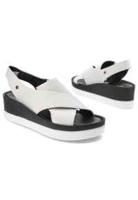 Białe Sandały Armodo Wygodne Obuwie Damskie Na Koturnie. Kolor: biały. Materiał: skóra. Obcas: na koturnie. Wysokość obcasa: średni #5