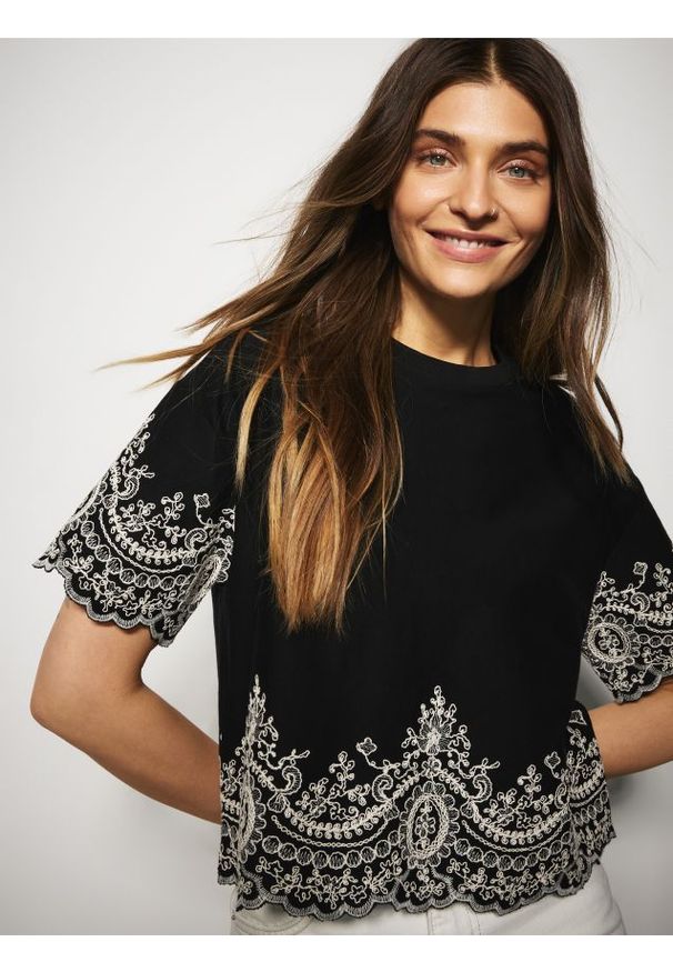 Reserved - T-shirt z ozdobnym haftem - czarny. Kolor: czarny. Materiał: dzianina, bawełna. Wzór: haft