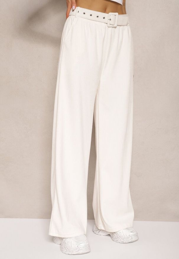 Renee - Białe Spodnie Sztruksowe o Szerokim Kroju High Waist z Paskiem Valoma. Okazja: na co dzień. Stan: podwyższony. Kolor: biały. Materiał: sztruks. Styl: retro, elegancki, casual