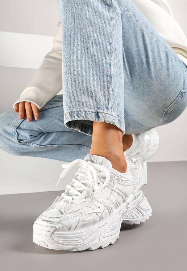 Born2be - Białe Sneakersy na Grubej Podeszwie Ozdobione Tłoczeniem Viarllis. Okazja: na co dzień. Zapięcie: sznurówki. Kolor: biały. Materiał: dresówka. Wzór: aplikacja