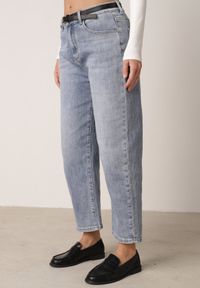 Born2be - Niebieskie Jeansy o Kroju Mom Fit z Bawełną i Wysokim Stanem Galon. Okazja: na co dzień. Stan: podwyższony. Kolor: niebieski. Długość: krótkie. Wzór: gładki. Styl: casual, klasyczny #4