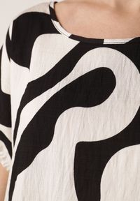Born2be - Czarna Wiskozowa Bluzka Oversize z Krótkim Rękawem w Abstrakcyjny Wzór Ginedina. Okazja: na co dzień. Kolekcja: plus size. Kolor: czarny. Materiał: wiskoza. Długość rękawa: krótki rękaw. Długość: krótkie. Sezon: lato. Styl: casual, klasyczny #4