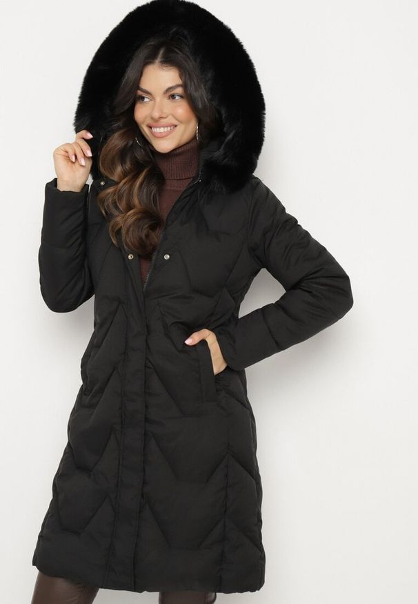 Born2be - Czarna Kurtka Pikowana o Długim Fasonie z Kapturem i Futrem Vertizola. Okazja: na spacer, na co dzień. Typ kołnierza: kaptur. Kolor: czarny. Materiał: futro. Długość: długie. Styl: casual, elegancki