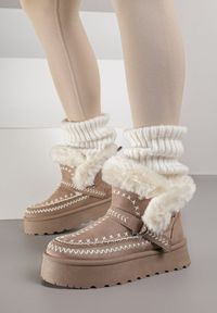 Born2be - Ciemnobeżowe Śniegowce na Grubej Podeszwie Ozdobione Haftowanym Motywem i Futerkiem Caretusa. Okazja: na co dzień. Kolor: beżowy. Materiał: futro. Wzór: haft, aplikacja. Styl: klasyczny, casual, elegancki #3