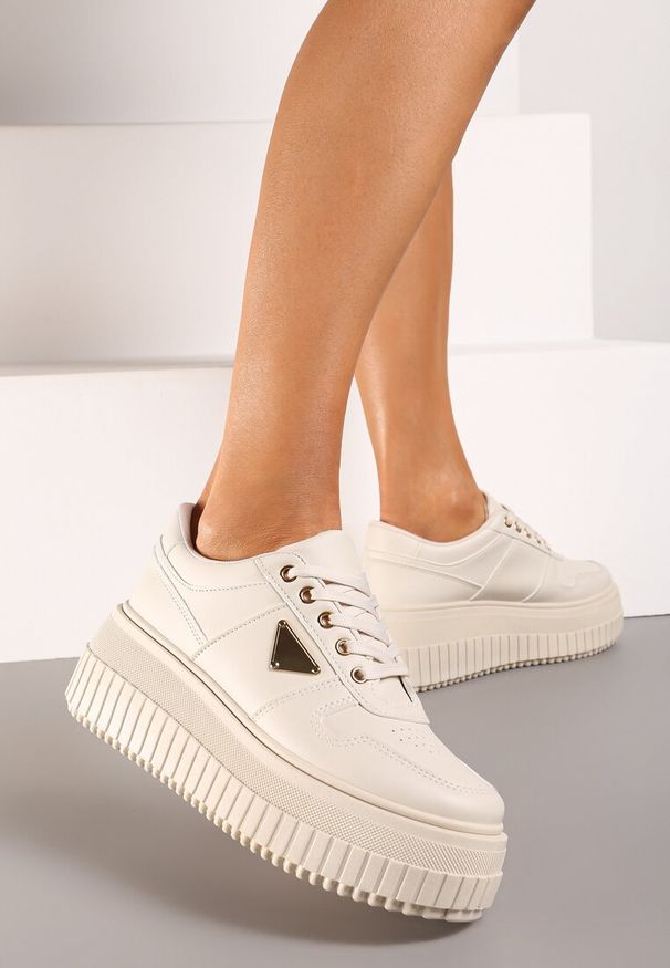 Born2be - Beżowe Sneakersy na Platformie z Niewielką Naszywką Naules. Nosek buta: okrągły. Zapięcie: sznurówki. Kolor: beżowy. Materiał: materiał. Wzór: aplikacja. Obcas: na platformie. Wysokość obcasa: średni