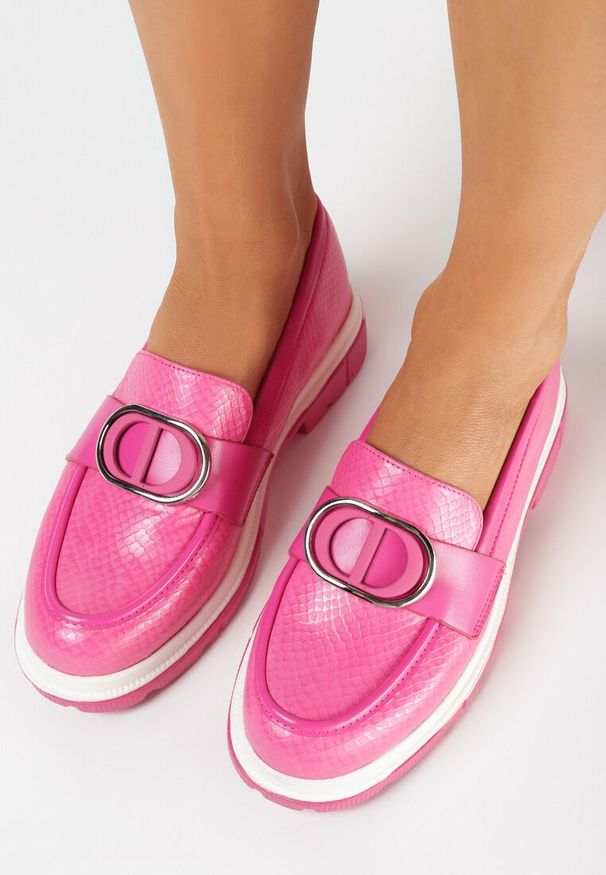 Born2be - Fuksjowe Mokasyny z Delikatnym Printem i Metalową Ozdobą Twista. Okazja: na co dzień. Kolor: różowy. Wzór: nadruk, aplikacja. Styl: casual, klasyczny