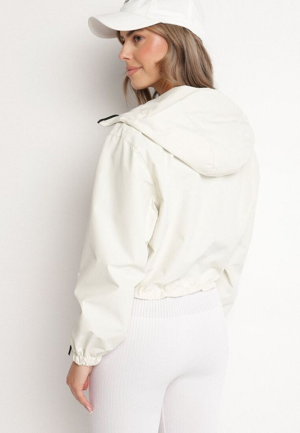 Born2be - Biała Kurtka Oversize z Nieodpinanym Kapturem i Kieszeniami Firlio. Okazja: na co dzień. Kolor: biały. Materiał: jeans. Długość rękawa: długi rękaw. Długość: długie. Styl: casual, elegancki, klasyczny