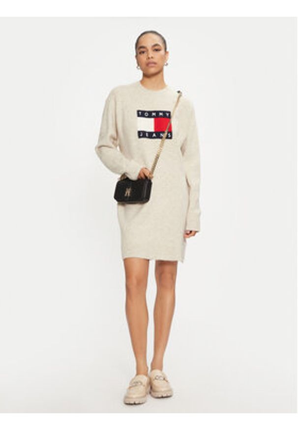 Tommy Jeans Sukienka dzianinowa DW0DW18719 Beżowy Loose Fit. Kolor: beżowy. Materiał: syntetyk