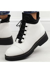 Białe botki damskie Jezzi 2435-4. Okazja: na spacer, na co dzień. Kolor: biały. Materiał: skóra. Sezon: zima, jesień. Styl: casual, elegancki, klasyczny #1