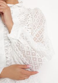 Born2be - Biała Trapezowa Sukienka Mini z Ażurowym Wzorem i Falbankami Virenia. Typ kołnierza: kołnierz z falbankami. Kolor: biały. Wzór: ażurowy. Typ sukienki: trapezowe. Długość: mini #2