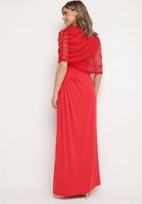 Born2be - Czerwona Koktajlowa Sukienka Zdobiona Marszczeniem z Siateczkową Narzutką Millanea. Okazja: na co dzień. Kolor: czerwony. Wzór: aplikacja. Typ sukienki: proste. Styl: wizytowy #5