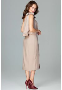 Sukienki.shop - Koktajlowa ołówkowa sukienka na jedno ramię z falbaną beżowa. Okazja: na randkę, na ślub cywilny, na wesele. Kolor: beżowy. Typ sukienki: ołówkowe. Styl: wizytowy #2