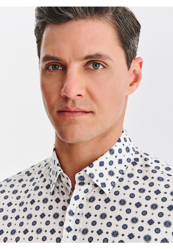 Pako Lorente - Biała koszula w niebieski wzór geometryczny. Kolor: wielokolorowy, niebieski, biały. Materiał: bawełna, elastan. Długość rękawa: długi rękaw. Długość: długie. Wzór: geometria