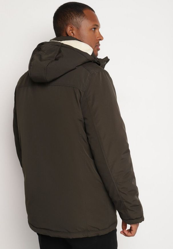Born2be - Ciemnozielona Kurtka Zimowa z Ociepleniem z Futerka z Odpinanym Kapturem Izatina. Okazja: na co dzień. Kolor: zielony. Materiał: futro. Sezon: zima. Styl: casual, klasyczny