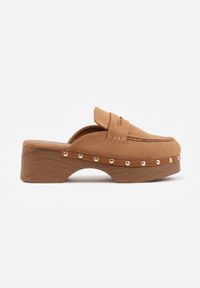 Renee - Jasnobrązowe Klapki Drewniaki o Fasonie Loafersów z Ozdobnymi Nitami Sargita. Okazja: na co dzień. Kolor: brązowy. Materiał: skóra. Wzór: haft. Styl: casual, elegancki #4