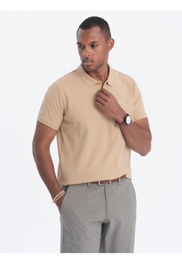 Ombre Clothing - Koszulka męska polo klasyczna bawełniana - beżowa V24 - Rozmiar: L. Typ kołnierza: polo. Kolor: beżowy. Materiał: bawełna. Wzór: haft. Styl: klasyczny
