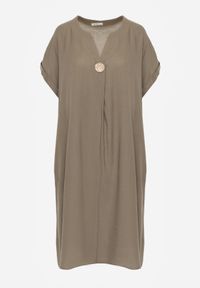 Born2be - Ciemnobeżowa Pudełkowa Sukienka z Lnem i Wiskozą Zdobiona Metalicznym Guzikiem Phisoth. Okazja: do pracy, na co dzień, na spotkanie biznesowe. Kolekcja: plus size. Kolor: beżowy. Materiał: wiskoza, len. Wzór: aplikacja. Sezon: lato. Typ sukienki: proste, dla puszystych. Styl: elegancki, biznesowy, casual #4