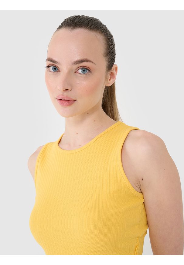 4f - 4F Crop top dzianinowy damski - żółty XL. Kolor: żółty. Materiał: dzianina. Długość rękawa: na ramiączkach. Wzór: prążki, jednolity