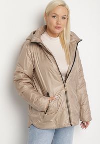 Born2be - Beżowa Pikowana Kurtka o Prostym Kroju z Kapturem ze Ściągaczami Falesaa. Okazja: na co dzień. Typ kołnierza: kaptur. Kolekcja: plus size. Kolor: beżowy. Materiał: jeans. Styl: casual, elegancki