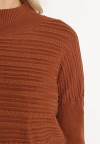 Born2be - Brązowy Sweter z Wełną o Asymetrycznym Fasonie z Tłoczeniem Sarositte. Kolor: brązowy. Materiał: wełna #2