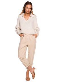 MOE - Luźny sweter z dekoltem V i kołnierzykiem kremowy. Kolor: kremowy. Materiał: jeans. Styl: elegancki