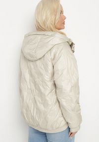 Born2be - Beżowa Kurtka Pikowana z Kapturem i Kieszeniami o Pudełkowym Kroju Eravinna. Okazja: na spacer. Typ kołnierza: kaptur. Kolekcja: plus size. Kolor: beżowy. Długość rękawa: długi rękaw. Długość: długie. Wzór: aplikacja #7