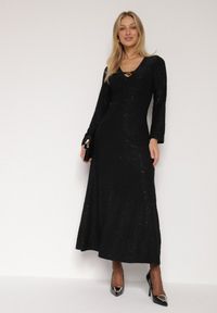 Born2be - Czarna Brokatowa Sukienka w Zebrę o Rozkloszowanym Kroju z Długim Rękawem Mevenna. Okazja: na co dzień. Kolor: czarny. Długość rękawa: długi rękaw. Wzór: motyw zwierzęcy. Typ sukienki: proste. Styl: casual, elegancki #3