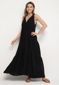 Born2be - Czarna Sukienka z Wiskozą i Szydełkowym Wzorem Meviellea. Okazja: na co dzień. Typ kołnierza: dekolt w kształcie V. Kolor: czarny. Materiał: wiskoza. Wzór: haft. Styl: casual, elegancki #1