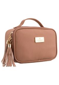 Jednokomorowa kosmetyczka z tkaniny syntetycznej w beżowym kolorze wyposażona praktyczny uchwyt - Peterson. Kolor: beżowy. Materiał: tkanina, syntetyk #1