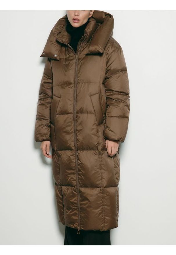 Reserved - Puchowa kurtka z kapturem - brązowy. Typ kołnierza: kaptur. Kolor: brązowy. Materiał: puch