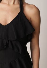 Born2be - Czarna Koktajlowa Sukienka Taliowana z Falbankami Wiązana na Szyi Demeina. Okazja: na co dzień. Typ kołnierza: kołnierz z falbankami. Kolor: czarny. Materiał: poliester. Typ sukienki: proste. Styl: wizytowy #8