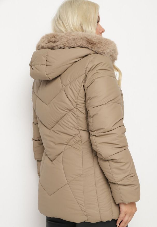 Born2be - Ciemnobeżowa Kurtka Pikowana z Odpinanym Kapturem i Futerkiem Ittella. Okazja: na spacer, na co dzień. Kolekcja: plus size. Kolor: beżowy. Materiał: futro. Wzór: aplikacja. Sezon: zima. Styl: casual