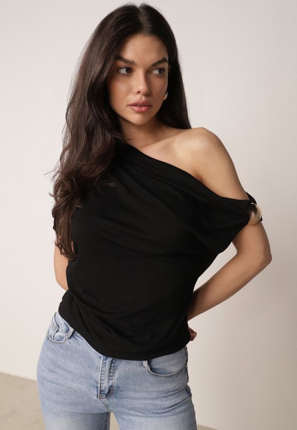 Born2be - Czarna Asymetryczna Bluzka z Wiskozy z Metaliczną Ozdobą i Marszczeniem Orinlea. Okazja: na co dzień. Kolor: czarny. Materiał: wiskoza. Długość: długie. Wzór: aplikacja. Styl: elegancki, casual