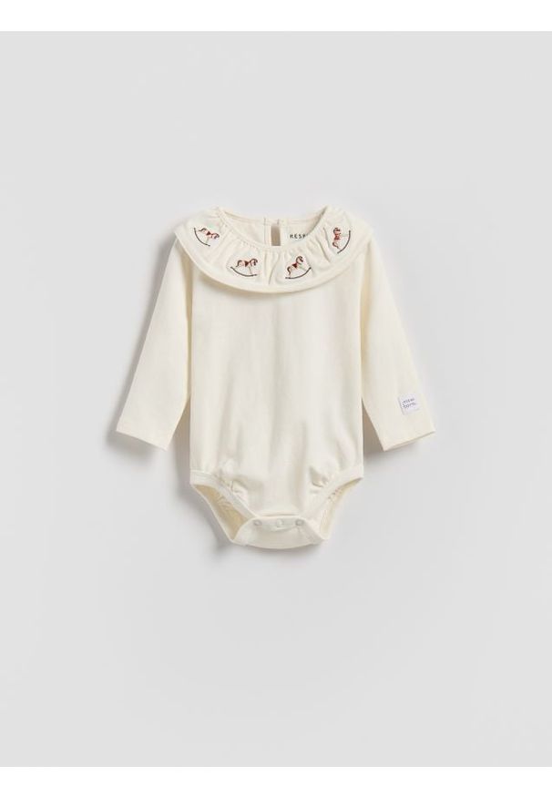 Reserved - Bawełniane body z haftem - złamana biel. Materiał: bawełna. Wzór: haft