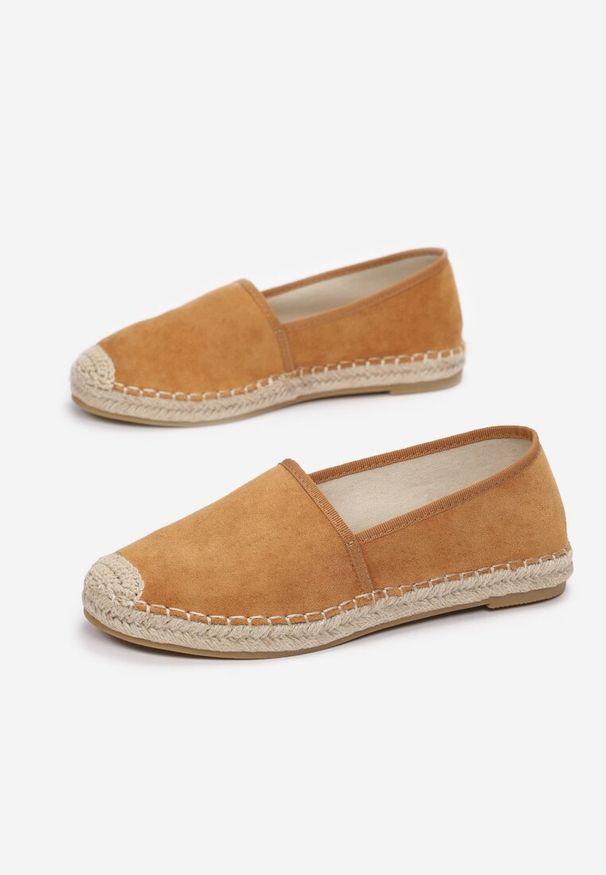 Renee - Camelowe Espadryle Aurinda. Wysokość cholewki: przed kostkę. Zapięcie: bez zapięcia. Szerokość cholewki: normalna. Wzór: gładki. Obcas: na płaskiej podeszwie. Styl: boho