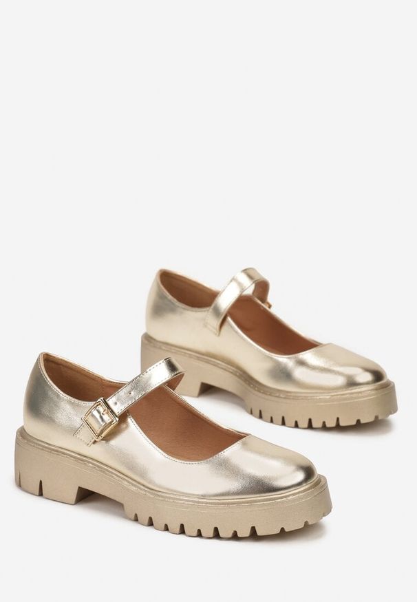 Born2be - Złote Półbuty na Grubej Podeszwie z Ekoskóry Zapinane na Sprzączkę Marilni. Zapięcie: sprzączka. Kolor: złoty. Styl: klasyczny