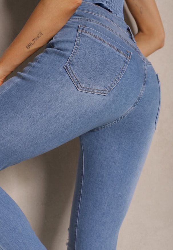 Renee - Jasnoniebieskie Jeansy Skinny High Waist z Ozdobnymi Przetarciami Palisiela. Okazja: na co dzień. Stan: podwyższony. Kolor: niebieski. Styl: elegancki, casual