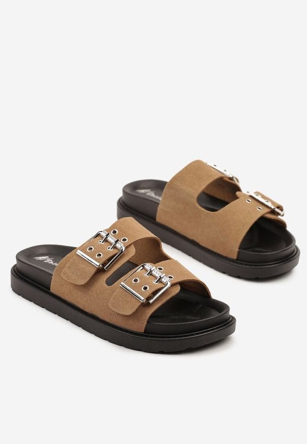 Renee - Ciemnobeżowe Klapki Ozdobione Klamrami Teitelle. Okazja: na co dzień, na imprezę, na spacer. Kolor: beżowy. Wzór: aplikacja. Sezon: lato. Obcas: na platformie. Styl: casual, elegancki