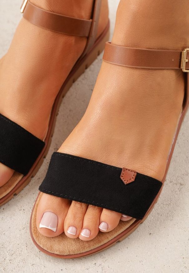 Renee - Czarne Sandały VICES w Stylu Basic z Paskiem z Klamerką Loretha. Okazja: na co dzień. Zapięcie: pasek. Kolor: czarny. Styl: casual, street