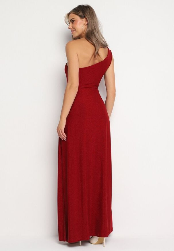 Born2be - Bordowa Asymetryczna Sukienka Maxi z Rozkloszowanym Dołem i Wycięciem z Brokatem Acaisa. Kolor: czerwony. Materiał: materiał, wiskoza. Typ sukienki: asymetryczne. Długość: maxi