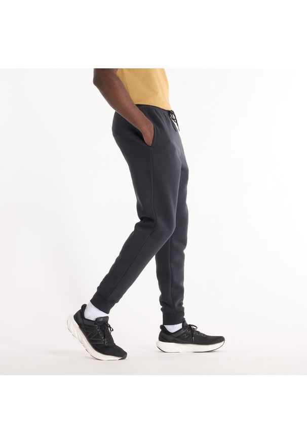 Spodnie męskie New Balance MP43904BK – czarne. Kolor: czarny. Materiał: bawełna, dresówka, poliester