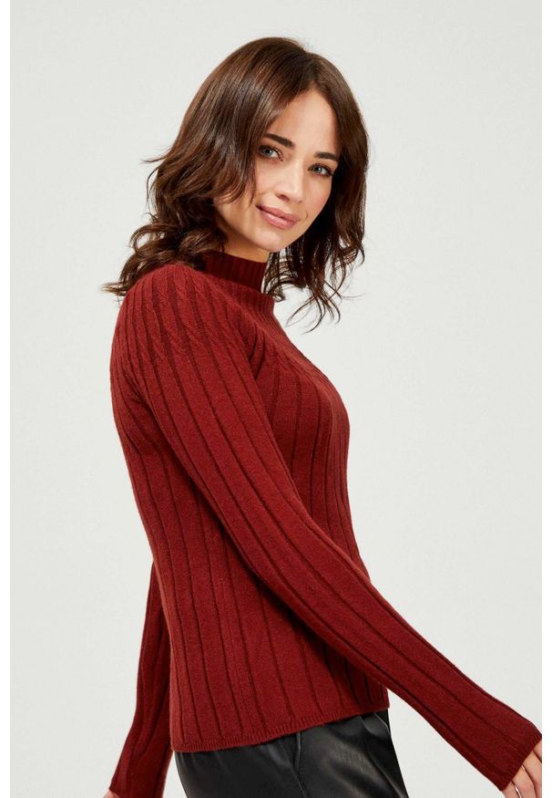 MOODO - Prążkowany sweter. Materiał: prążkowany. Długość rękawa: długi rękaw. Długość: długie. Wzór: gładki